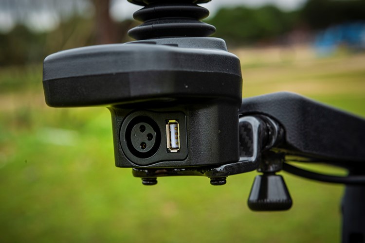 Silla de ruedas eléctrica Libercar Alma Fibra Carbono - joystick